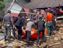 “Brimob Tak Menyerah: Aksi Kemanusiaan di Sibolga Berbuah Haru — Satu Korban Longsor Berhasil Ditemukan”