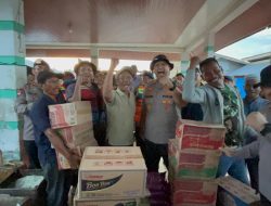 Kapolres Langkat Salurkan Bansos melalui jalur sungai palu, untuk Warga Terdampak Banjir di Dusun Pematang Sentang