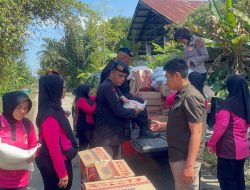 Brimob Polda Sumut Kawal Bantuan Ibu Kapolda dan Setkab RI, Warga Terdampak Banjir Langkat Terima Logistik Lengkap