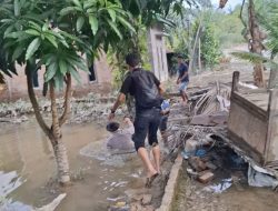 Kapolres Langkat Tercebur Saat Salurkan Bansos Banjir, Tetap Utamakan Warga