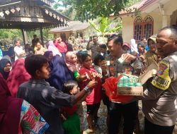 Kasat Samapta dan Kapolsek Padang Tualang Salurkan Bantuan kepada Pengungsi Banjir di Kecamatan Padang Tualang