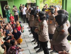 Polwan Polda Sumut Salurkan Bantuan Sosial kepada Korban Banjir di Pangkalan Brandan