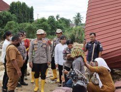 Polwan Tapteng Lupakan Selamatkan Harta Demi Evakuasi Tetangga dari Longsor