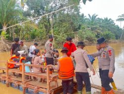 Bergotong Royong Rakit Jembatan Darurat, Polda Sumut Sambungkan Kembali Akses Warga Tapanuli Tengah