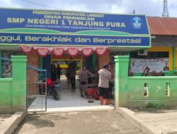 Brimob Polda Sumut Turun Tangan Bersihkan SMP Negeri 1 Tanjung Pura Pasca Banjir