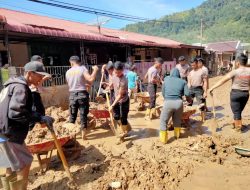 Polri Hadir Bersama Warga, Personel Polda Sumut Bersihkan Selokan dan Lingkungan di Tapanuli Tengah