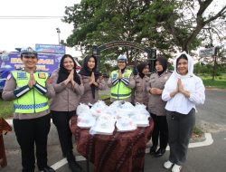 Polantas Menyapa Dalam Rangka Bulan Puasa Bagikan 100 Takjil Kepada Masyarakat*