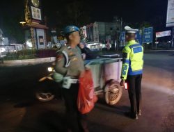Isi Ramadhan dengan Kepedulian, Polres Langkat Bagikan Nasi Sahur kepada Masyarakat