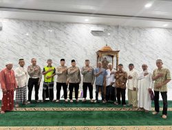 Personel Polres Langkat Laksanakan Safari Tarawih Bersama Masyarakat di Masjid Nurul Muslimin