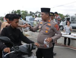 Terus Bagikan Kebaikan, Polsek Teluk Mengkudu dan Polsek Firdaus Bagikan 200 Porsi Takjil