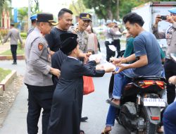 Polres Langkat Berbagi Takjil Hari ke-29 Ramadhan, Wujud Kepedulian dan Kedekatan dengan Masyarakat