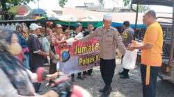 Jumat Berkah Polsek Kuala, Berbagi Nasi Kotak Sambil Pererat Kedekatan dengan Masyarakat