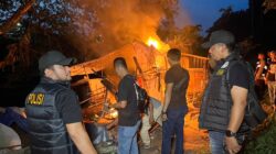 Dapat Perlawanan WargaSatresnarkoba Polrestabes Medan Bumihanguskan Sarang Narkoba Klambir V