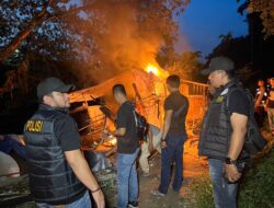 Dapat Perlawanan WargaSatresnarkoba Polrestabes Medan Bumihanguskan Sarang Narkoba Klambir V