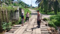 Polri Hadir di Tengah Masyarakat, Kapolsek Padang Tualang Patroli Jembatan Darurat Bukit Lawang Tangkahan