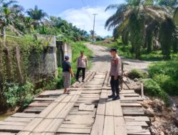 Polri Hadir di Tengah Masyarakat, Kapolsek Padang Tualang Patroli Jembatan Darurat Bukit Lawang Tangkahan