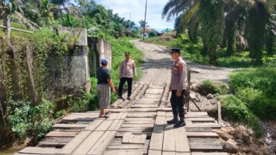 Polri Hadir di Tengah Masyarakat, Kapolsek Padang Tualang Patroli Jembatan Darurat Bukit Lawang Tangkahan
