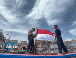 Sambut HUT ke-81 RI, Sat polairud Polres Langkat Bagikan Bendera Merah Putih kepada Nelayan