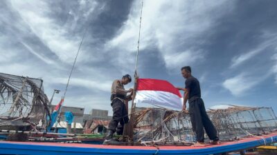 Sambut HUT ke-81 RI, Sat polairud Polres Langkat Bagikan Bendera Merah Putih kepada Nelayan