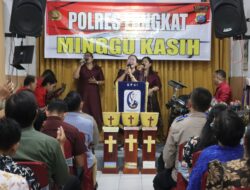 Kapolres Langkat Gelar Minggu Kasih Bersama Jemaat GPdi Lembah Pujian Langkat – Dalam upaya mempererat hubungan antara Polri dan masyarakat, Polres Langkat melaksanakan kegiatan Minggu Kasih bersama puluhan jemaat di GPdi Lembah Pujian Jalan Kutab Pajak Stabat Kota, Kecamatan Stabat Kabupaten Langkat , Minggu (09/08/2026). Kapolres Langkat AKBP Hannry P.H. Tambunan, S.E., S.I.K., didampingi Kapolsek Stabat AKP Zulkarnain, para Pejabat Utama (PJU) Polres Langkat, serta personel Polsek Stabat, tiba di lokasi dan pada pukul 09.55 WIB bersama jemaat memasuki gereja untuk mengikuti ibadah.