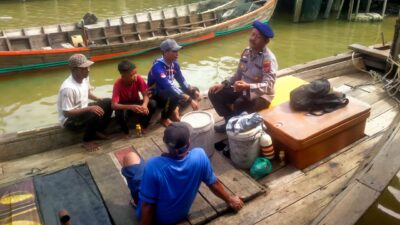 Patroli Sambang Nelayan, Satpolairud Polres Langkat Sampaikan Imbauan Waspada Cuaca Ekstrem