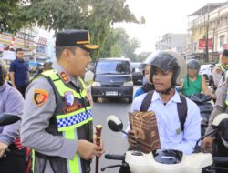 Kapolres Langkat Beri Bingkisan untuk Pegendara yang Tertib Berlalu Lintas