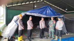 Tak Sekadar Mengamankan, Polres Karo dan Brimob Layani Mobilitas Warga Pengungsi Sinabung