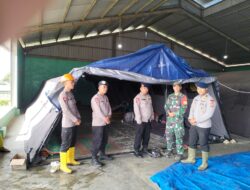 Tak Sekadar Mengamankan, Polres Karo dan Brimob Layani Mobilitas Warga Pengungsi Sinabung