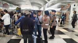 Polresta Deli Serdang Pantau Keamanan dan Berikan Pelayanan Kesehatan Kepada Penumpang Terdampak Pembatalan Penerbangan di Bandara Kualanamu