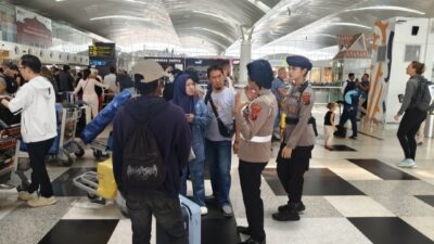 Polresta Deli Serdang Pantau Keamanan dan Berikan Pelayanan Kesehatan Kepada Penumpang Terdampak Pembatalan Penerbangan di Bandara Kualanamu