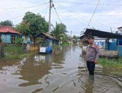 Debit Air Naik hingga 50 Sentimeter, Polsek Tanjung Pura Gerak Cepat Pantau Warga Terdampak Banjir