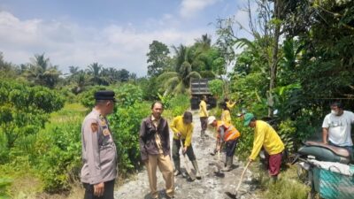 Tanggap Bencana, Polsek STM Hulu Bantu Aktifkan Jalur Alternatif Bersama Masyarakat