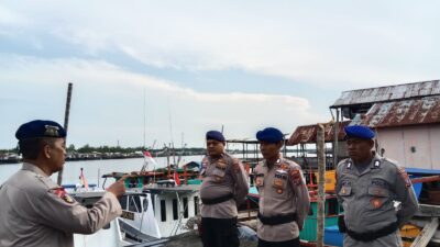 Patroli Sambang Nelayan, Satpolairud Polres Langkat Sampaikan Imbauan Waspada Cuaca Ekstrem