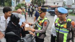 Kapolres Langkat beri bingkisan untuk pegendara yang tertib berlalu lintas