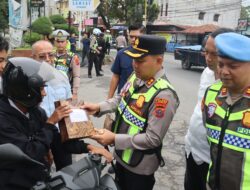 Kapolres Langkat beri bingkisan untuk pegendara yang tertib berlalu lintas