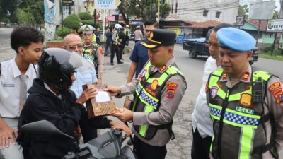 Kapolres Langkat beri bingkisan untuk pegendara yang tertib berlalu lintas
