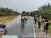 Banjir Rendam Jalan Sumor bor-Tanjung Selamat, Polsek Padang Tualang Sigap Atur Lalu Lintas