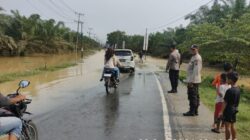 Banjir Rendam Jalan Sumor bor-Tanjung Selamat, Polsek Padang Tualang Sigap Atur Lalu Lintas