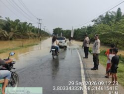 Banjir Rendam Jalan Sumor bor-Tanjung Selamat, Polsek Padang Tualang Sigap Atur Lalu Lintas
