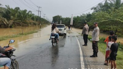 Banjir Rendam Jalan Sumor bor-Tanjung Selamat, Polsek Padang Tualang Sigap Atur Lalu Lintas