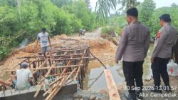 Pastikan Pembangunan Berjalan, Polsek Pangkalan Susu Monitoring Jembatan Merah Putih