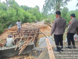 Pastikan Pembangunan Berjalan, Polsek Pangkalan Susu Monitoring Jembatan Merah Putih