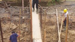 Pastikan Pembangunan Berjalan, Polsek Salapian Monitoring Jembatan Merah Putih