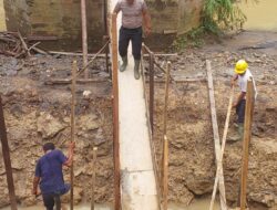 Pastikan Pembangunan Berjalan, Polsek Salapian Monitoring Jembatan Merah Putih