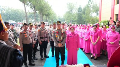 Resmi Pimpin Polda Sumut, Irjen Pol Sonny Irawan Disambut Ulos dan Tarian Tradisional