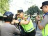 Peduli Keselamatan Pengendara, Kapolda Sumut Turun Langsung Bagikan Helm dan Imbau Tertib Lalu Lintas