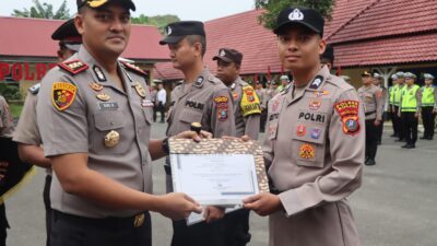 Kapolres Binjai Beri Penghargaan kepada 12 Personel dan Sertifikat Pelatihan kepada 8 Personel