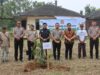 Kapolres Langkat Pimpin Kegiatan Green Policing, Ajak Personel Peduli Lingkungan melalui Gotong Royong dan Penanaman Pohon