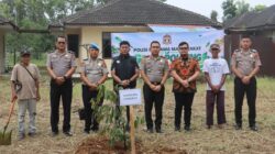 Kapolres Langkat Pimpin Kegiatan Green Policing, Ajak Personel Peduli Lingkungan melalui Gotong Royong dan Penanaman Pohon