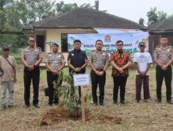 Kapolres Langkat Pimpin Kegiatan Green Policing, Ajak Personel Peduli Lingkungan melalui Gotong Royong dan Penanaman Pohon